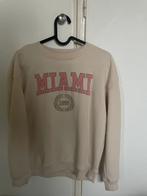 sweatshirt  - använd en gång, är 150 men är en xs