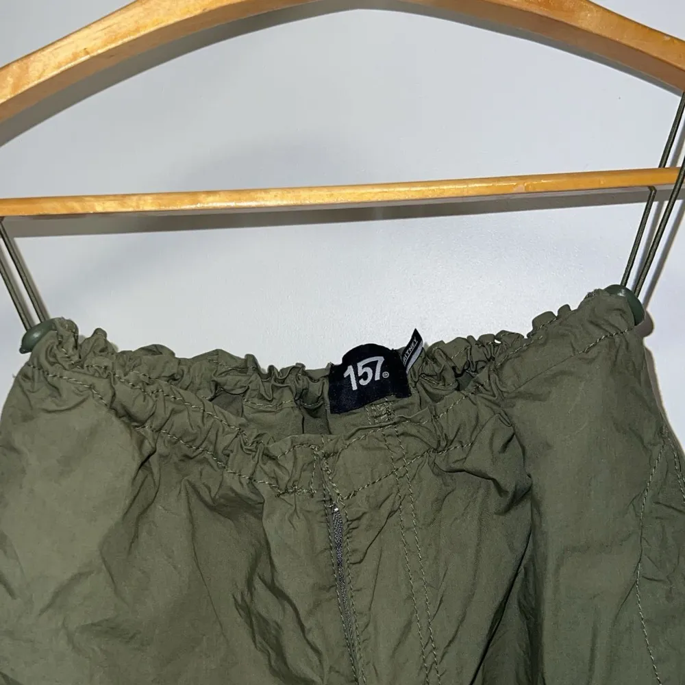 Militärgröna parachute byxor från lager 157 i modell Britney Justerbar midja Ny pris: 200kr Aldrig använda. Jeans & Byxor.