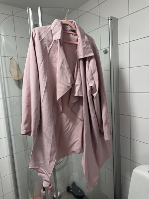 Ljusrosa Waterfall jacka - Ljusrosa Waterfall jacka  Polyester  Fint skick   Storlek passar för många (jackan är model öppen), runt 52-54