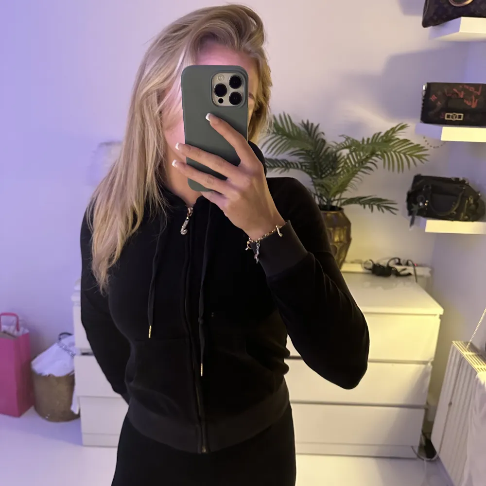 En jättefin och jätte skön zip up hoddie från juice couture. Fint skick men den e använd. De e storlek XS men jag kan fortfarande använda den och har storlek S/M. Nypris 3000 kr . Neuletakit & Villapaidat.