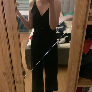 Byxdress  - Hej säljer min byxdress som har tyvärr blivit för liten, den är superskön och ha på sig och lätt att styla med