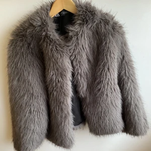 Pälsjacka zara  - Helt oanvänd pälsjacka från zara.