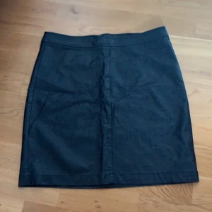 Kjol - Helt oanvänd kjol i fejkskinn med häftigt mönster strl 40