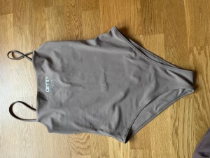 Oanvänd baddräkt från Aimn - Oanvänd baddräkt med lapparna kvar från märket Aimn. 