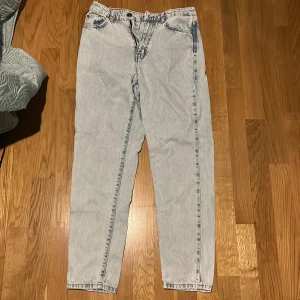 Ljusblå Jeans - Bra skick, bara lite slitna uppe vid midjan men det är inget som syns när man har på sig dem