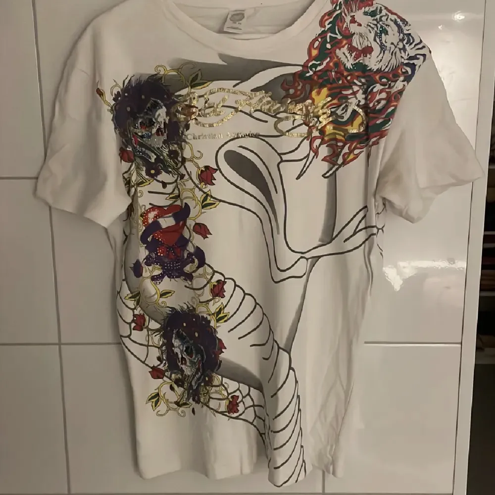 Vit ed hardy tshirt Skick 9/10 Storlek M. T-shirts.