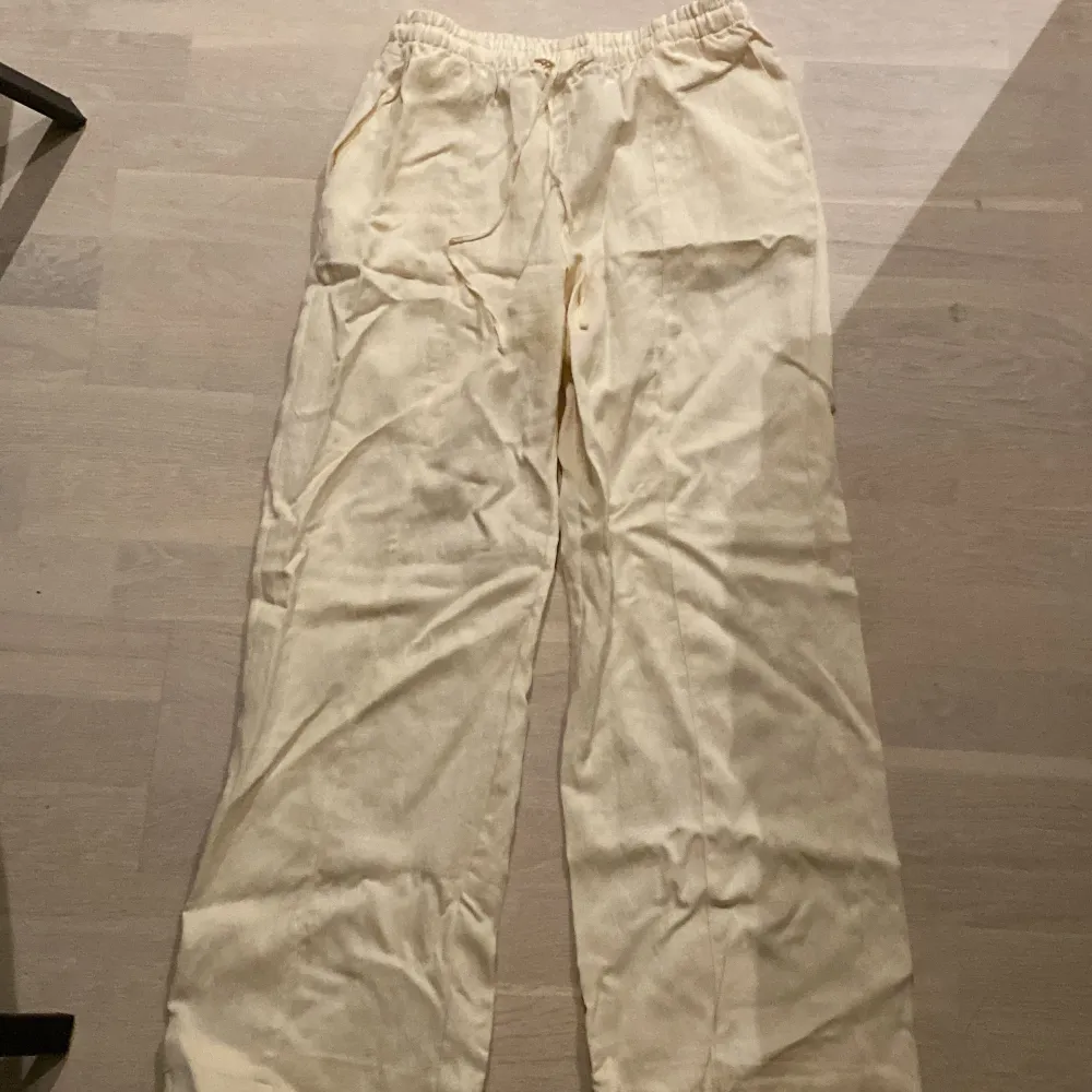 As sköna low waist straight linne byxor nästan aldrig andvända nya 400. Jeans & Byxor.