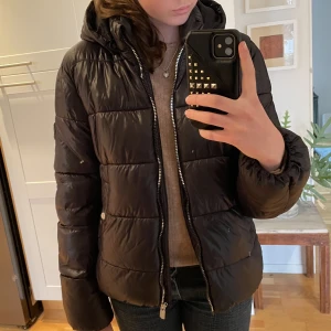 Vinterjacka - En fin vinterjacka som int ekonomer till användning längre! Den har även inga dekaler 