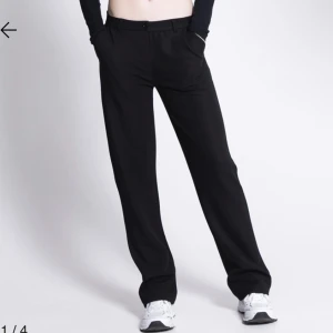 Kostymbyxor  - Säljer dessa skitsnygga lågmidjade kostymbyxorna!! Kommer tyvärr inte till användning då de är lite för korta för mig! 😊 