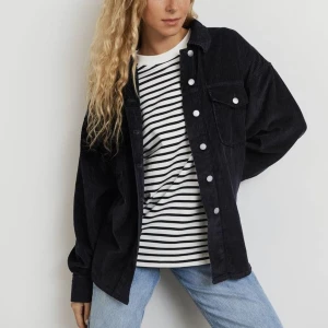 Jacka ”schaket” strl M från Gina Tricot - Perfekta oversized vårjacka från Gina Tricot. Helt ny och alla ettiketter finns kvar! Nypris 449kr, så ett riktigt kap. ☀️