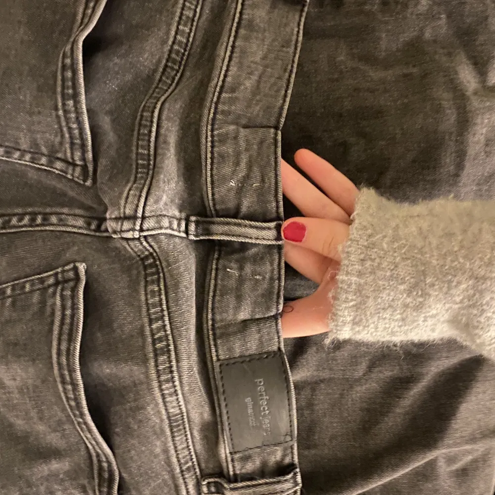 Säljer mina grå/ svarta jeans från Gina. Dom är lite insydda i midjan men märks knappt( se andra bild)💕 Köpet sker via Swish ☺️. Jeans & Byxor.