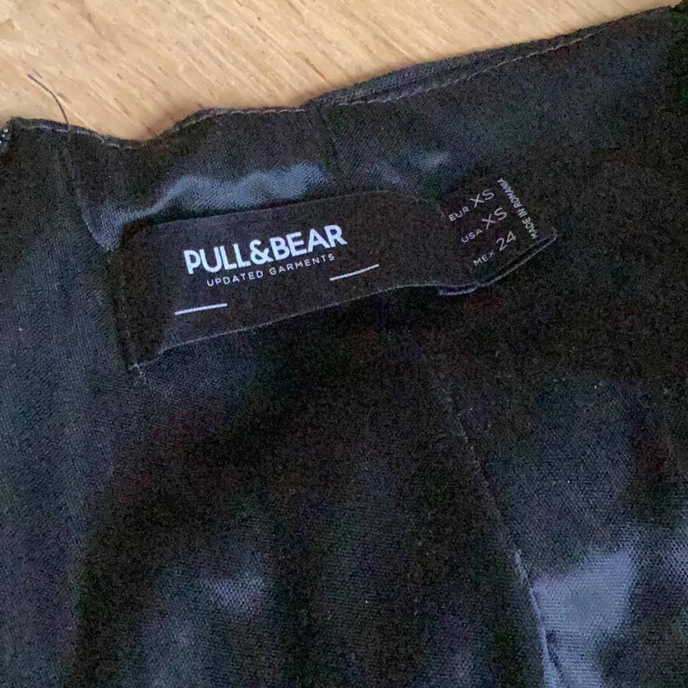 Wrap kjol med inbyggda shorts, Xs 🫶🏻från pull & bear. Kjolar.