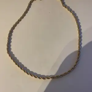 Säljer nu mitt guldpläterade halsband som är 3mm tjock och har en längd på 40 cm