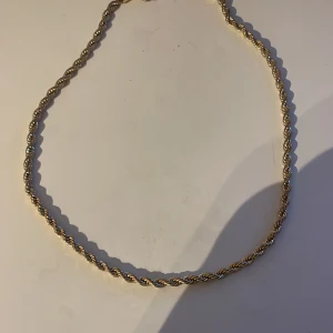 Guld halsband - Säljer nu mitt guldpläterade halsband som är 3mm tjock och har en längd på 40 cm