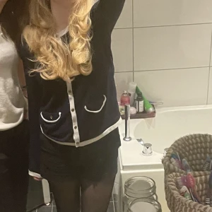 Kofta  - Säljer denna jättefina marinblåa koftan med gulddetaljer från Joseph A. Koftan är i M men sitter som S! Köpare står för frakt!!💘