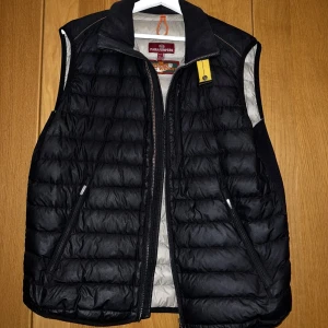 Parajumpers Väst - Sparsamt använd parajumpers väst! Säljes pga jag har köpt ny. Storleken är L men den ser bra ut på dig som är S och M med då den modellen är grym!  Nypris: 4049 kr