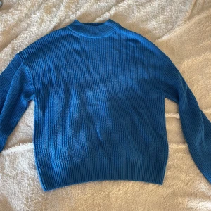 Tröja - Stickad blå tröja från newyprker, jättefin. Passar S och Xs☺️
