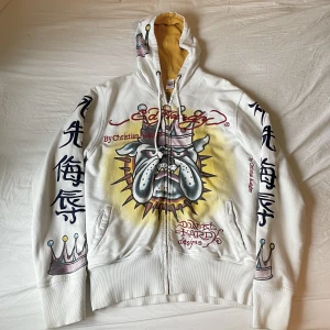 ed hardy hoodie - detaljer fram, bak, luvan och ärmarna💋💋 sjukt snygg men kommer inte till användning, tjockt material så sitter super 