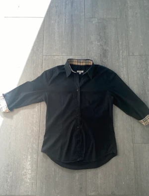 Burberry skjorta - Säljer nu en snygg och trendig skjorta. Inga defekter alls. Skick 9/10. Nypris ligger på cirka 5000kr.  Vid ytterligare frågor och funderingar är det bara att skriva ✍️ 