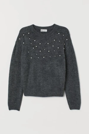 Stickad tröja med pärlor - Nu säljs dena tröja från hm som blivit använd ett fåtal gånger. Den är i bra skick och väldigt fin. Kom privat för fler bilder eller frågor💗