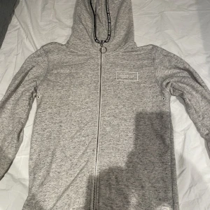Scotch & soda hoodie - En fin sprillans ny grå hoodie från Scotch & Soda! Nyskick i storlek XS