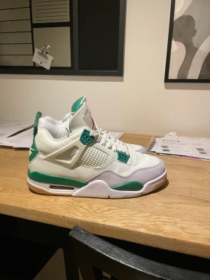 Jordan 4  - Säljer ett par feta Jordan 4 SB pine green. Bara skriva om man har frågor😃