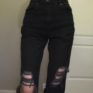 Jeans NA-KD - Distressed straight fit jeans från Nakd i storlek S! Aldrig använda. Nypris 439kr