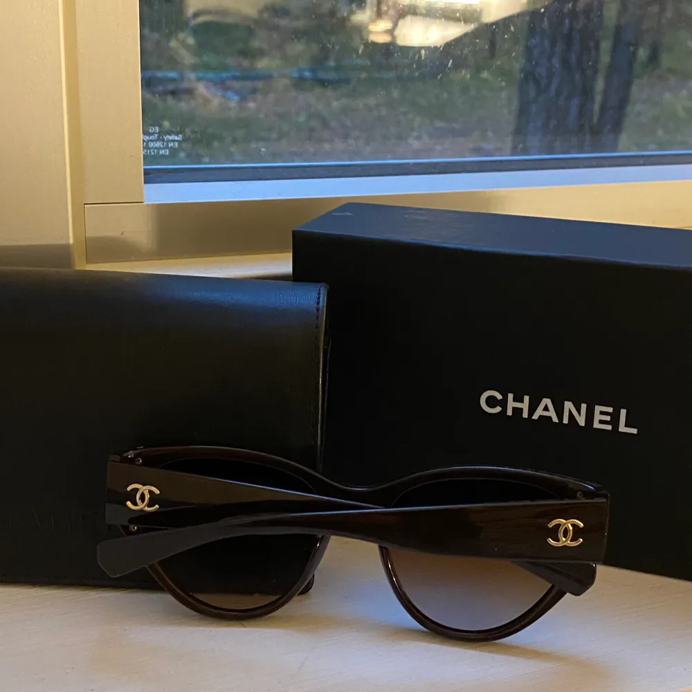 Nu säljer jag mina Chanel glasögon som jag har andvänt 2 gånger. Dem är då ny skick . Skriv till mig🙏🏼Ny pris 4000kr. Accessoarer.
