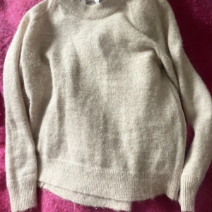 Stickad tröja - Sååå fin stickad tröja i helt nyskick från selektera femme