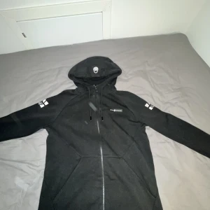 Sail racing hoodie  - Säljer min sail racing hoodie i stolek L.  Knappt använd och är köpt för 1999kr på Johnells förra vintern.  Hör av dig vid intresse. Pris kan såklart diskuteras 