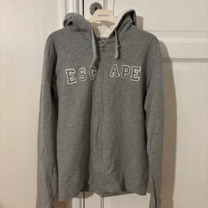 En snygg trendig zip up hoodie så passar till allt och sitter bra. Är i bra skick 
