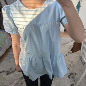 Zara topp - Zara volangtopp i nyskick. ❗️3 för 2 på allt❗️