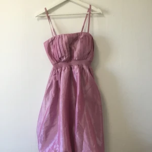 Vila rosa festklänning, storlek large - Vila rosa festklänning.   Skimmar i ljuset och är stretchig! Passar jättebra för en sommarfest. 💕  Passar både medium och large.    Nyskick.  