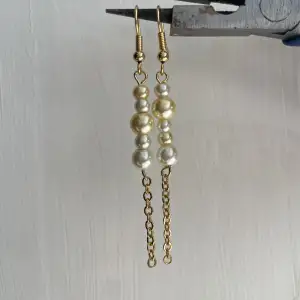 Self-made. Guldiga örhängen med pärlor. Nickelfria.