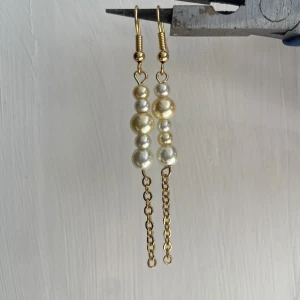 Guldiga örhängen med pärlor  - Self-made. Guldiga örhängen med pärlor. Nickelfria.