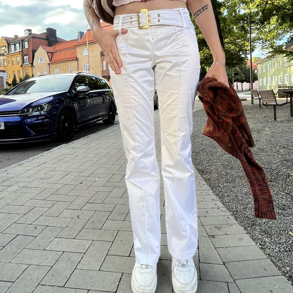 Jätte coola låg midjade vita byxor, använda engång med ett inbyggt guld skärp, super bra i längden på mig som är 170cm. Jeans & Byxor.
