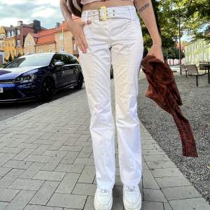 Jätte coola låg midjade vita byxor, använda engång med ett inbyggt guld skärp, super bra i längden på mig som är 170cm