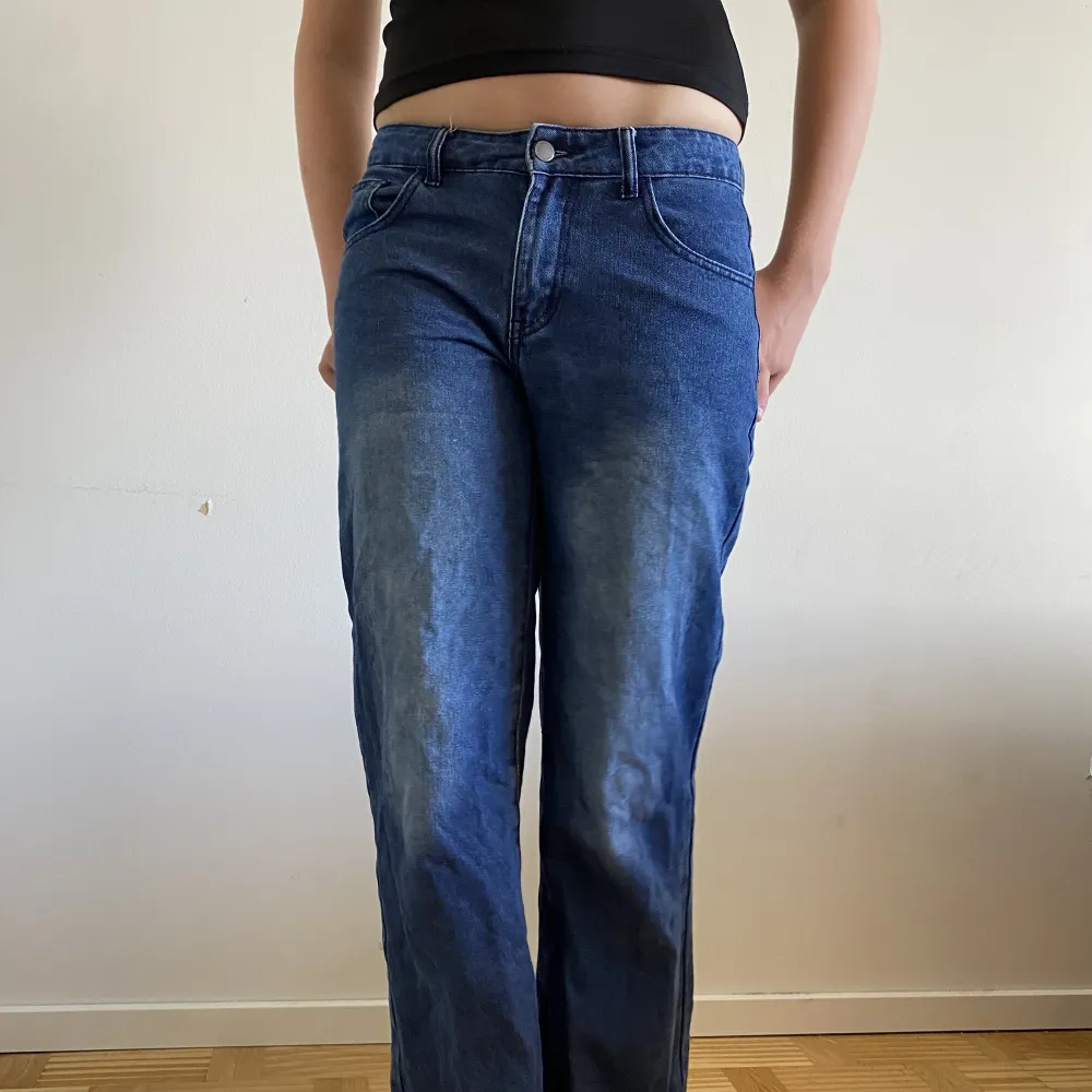Otroligt coola jeans som är super duper fina och snygga 🤩 jag rekommenderar stort 🤩🤩 det är low waist straight jeans 🤙jätte bra matrial. Jeans & Byxor.