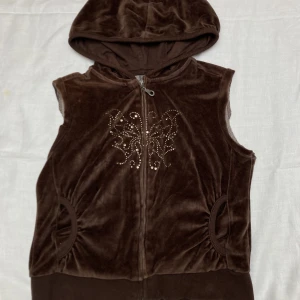 Brun sammet hoodie - Brun hoodie i sammet som jag klippt av armarna på :) i bra skick bortser från att dragkedje spännet är lite slitet!