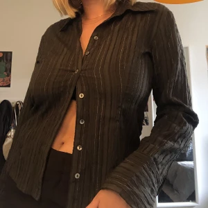 Randig Skjorta - Sjukt cool & unik skjorta. Mörkgrön med tunna, glittriga ränder. Köpt secondhand men i toppskick!