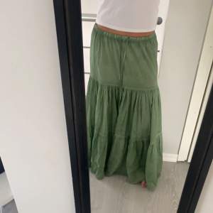 Säljer min gröna fina kjol från zara då den endast använts en gång💗 den går ända ner till marken på mig som är 160cm, den har jättefina detaljer på snörena. Nypris: 559kr  Prisförlag?