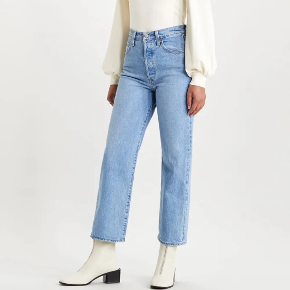 Säljer dessa jeans från Levis i modellen Ribcage Straight. Byxorna är använda ett fåtal gånger men i fint skick.. Jeans & Byxor.
