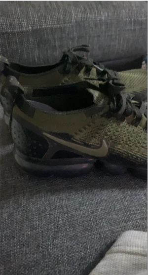 Gröna nike vapormaxes - Gröna Nike vapormaxes. Såklart äkta. Storlek 42/42,5. Är i jätte bra skick är billig för jag vill få bort de då jag inte använder dem. Kan frakta vid önskning. 