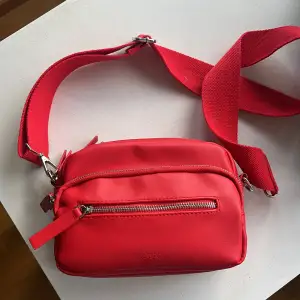 Jätte fin röd väska som jag använt engång men tyvärr inte riktigt är något jag längre dras till!