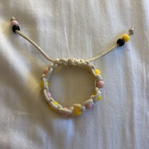 Armband  - Säljer detta armband, gult och rosa (aldrig använt) står ej för frakten 