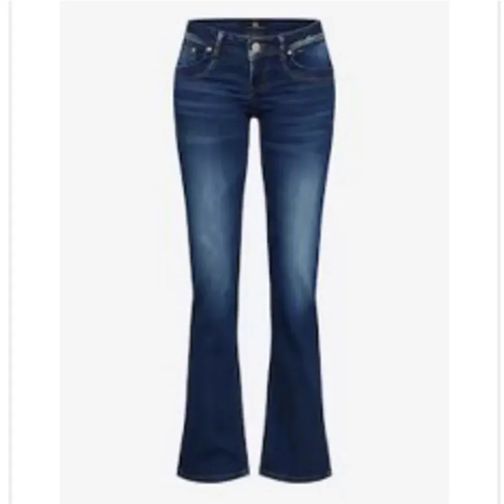 Säljer nu ett par mörkblå Ltb jeans i modellen valerie. Mycket bra skick och inte använda, då det är för stora på mig. Har av er vid frågor!💗. Jeans & Byxor.
