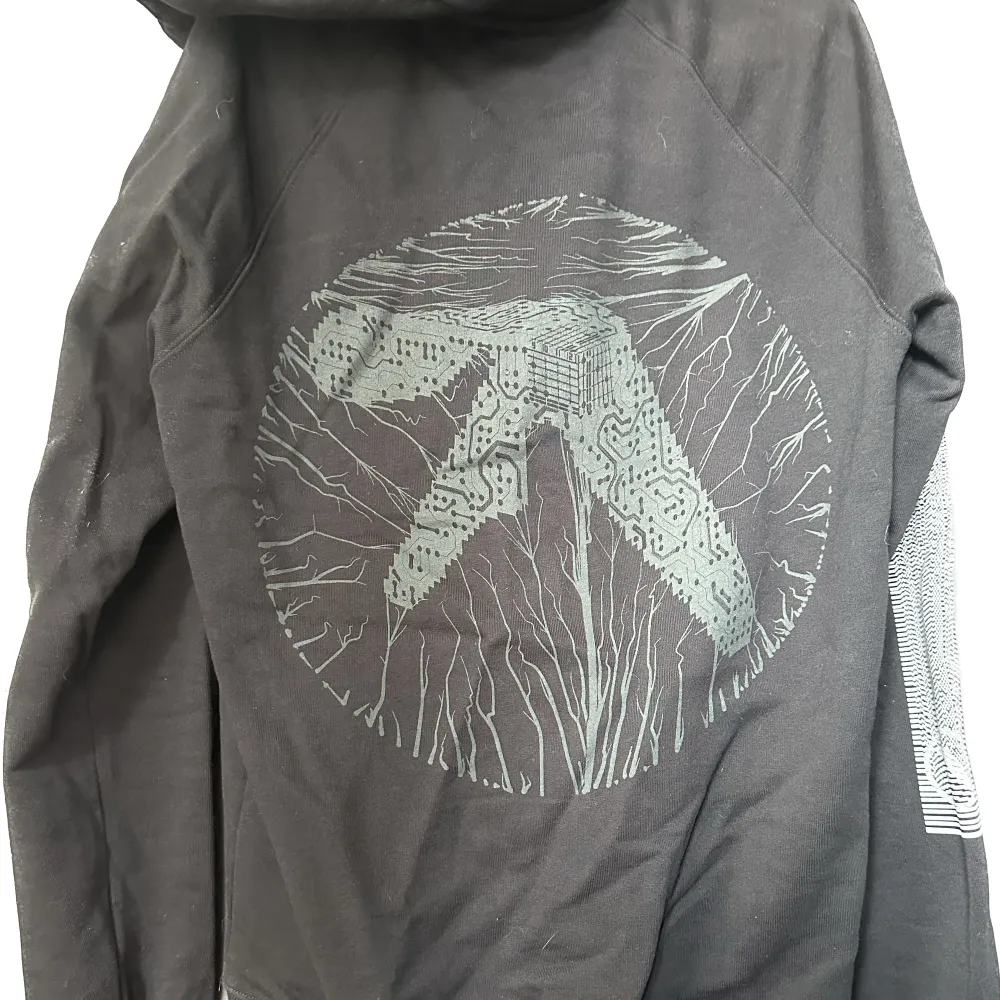 Aphex twin hoodie köpt på konserten i Stockholm. Använd en gång. Asfet, säljer endast för att jag behöver pengar. Skriv helst innan köp.. Hoodies.