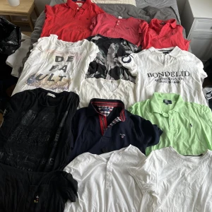 Massa kläder! Kolla profil för mer - Vissa är helt ny.Vissa är begagnade men i bra skick! Storlekar mellan M-L i det mesta. Finns märkern som Gant, Ralph lauren, abercrombie, denim, Boss osv. Tänkte att du får skriva vilka plagg du vill ha så löser vi billigt paket pris. kolla profil för mer