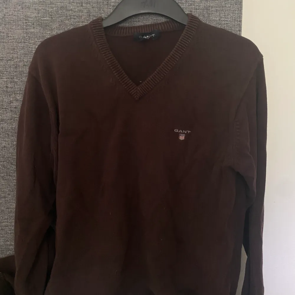 En brun, v-ringad Gant-tröja i storlek S. . Stickat.