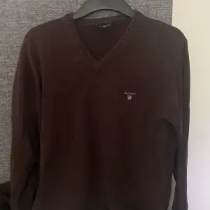 En brun, v-ringad Gant-tröja i storlek S. 